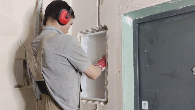 Замена электропроводки в студии 24 м2. Часть 1. Демонтаж/Монтаж Электрощита. Электрик в СПБ. смотреть онлайн