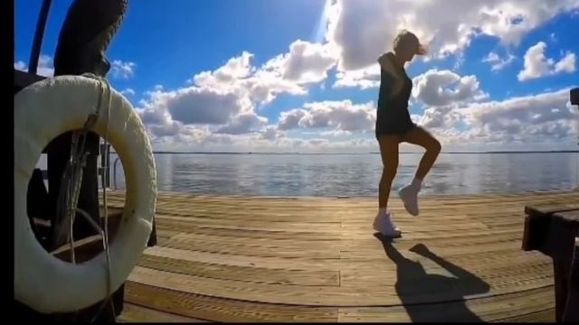 Urumchi & Desoul x Robby Mond & Kelme Bombaleila девушки танцуют смотреть онлайн