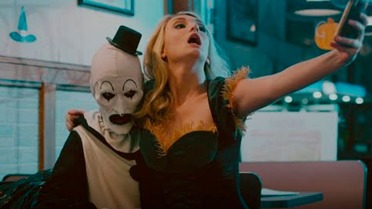 Клоун, превратившийся в серийного убийцу, нападает на девушек