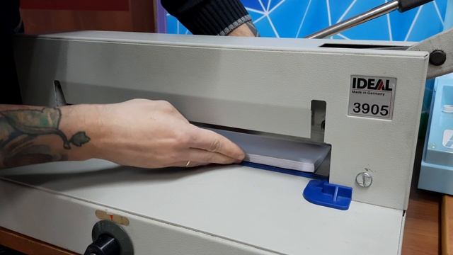 Гильотинный резак для бумаги Ideal 3905 смотреть онлайн