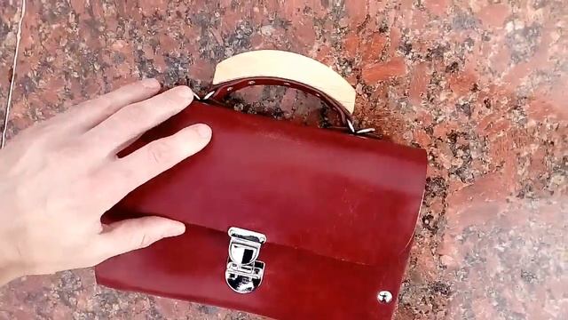 Сумка - клатч из натуральной кожи и дерева смотреть онлайн