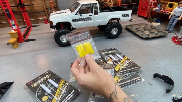 Dual Shocks! 80's Show Truck Build, The New RC4wd TF2 Yota Xtra Cab, Part 2 смотреть онлайн