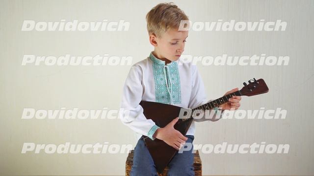 Russian boy in national dress plays the balalaika. смотреть онлайн