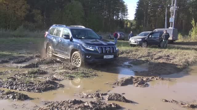 Toyota Land Cruiser Prado первое испытание жёстким бездорожьем в деревне. смотреть онлайн