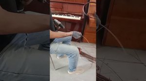 как? снимат медное струны от пианино. пианино сервис. реставратция рианино.