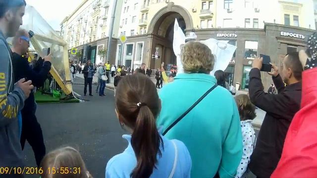 День города Москва , гуляем по Красной площади . Зрелище на ходулях . Музыкальный номер. смотреть онлайн