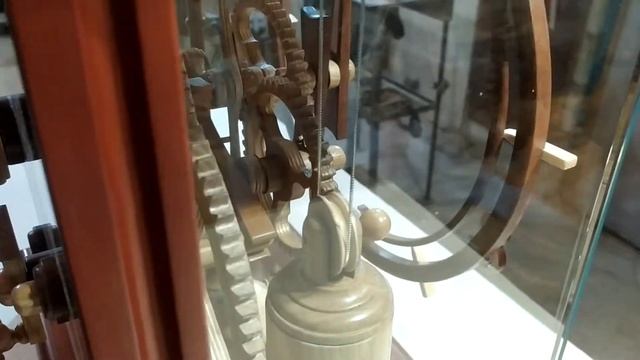 часы из дерева