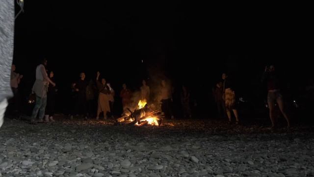 Мантры на пляже #1 у костра – Горанга Харибол | Омкара и Макс смотреть онлайн