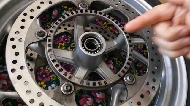 Замена подшипников переднего колеса BMW K1200R Sport смотреть онлайн