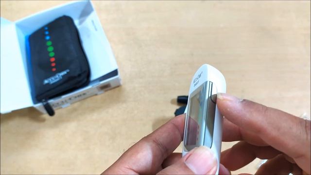 ACCU CHEK Instant S blood glucose monitor DEMO | How to use ACCU CHEK glucometer смотреть онлайн