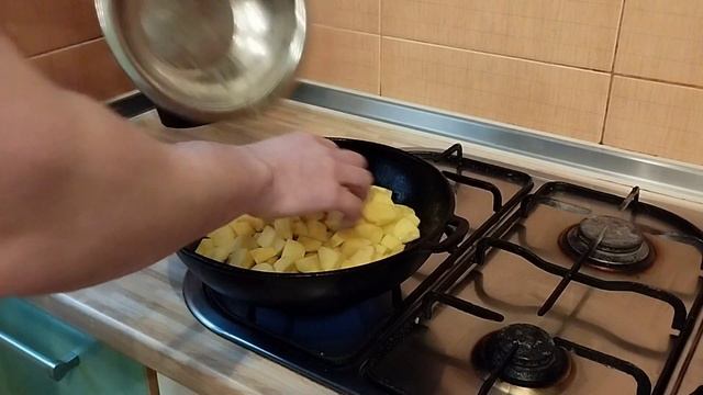 Жаренная картошка со шкварками и луком !