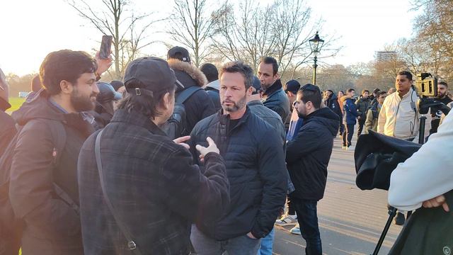 EMBARRASSING! WHY CAN’T THEY DO IN PUBLIC | Mansur VS Zionist Ladies | Speakers Corner смотреть онлайн