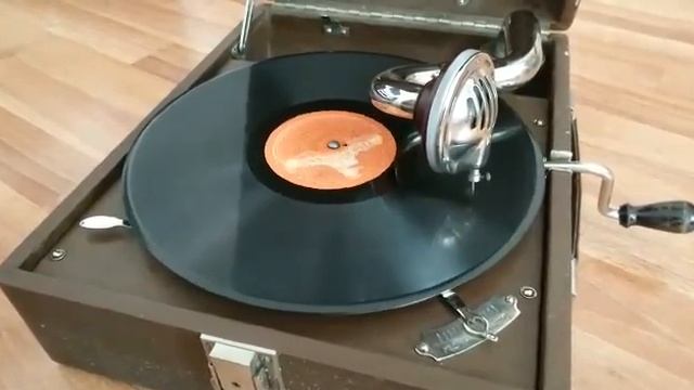 Листая старые пластинки. "Цветущий май". Какая знакомая мелодия! смотреть онлайн