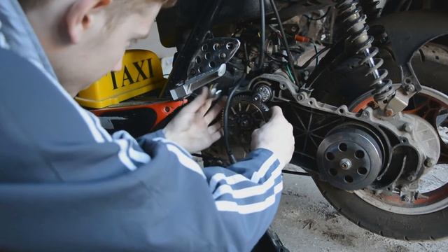 Пучеглазый ч3 - Меняем ремень вариатора на 139qmb смотреть онлайн