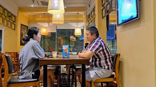 Мисс Ха беседует с Марсом Хартдегеном в Кофе Хайлендс