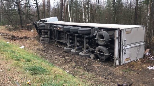 Грузовой эвакуатор/ подъем фуры из кювета, лежащей на боку/ Грузовая эвакуация смотреть онлайн