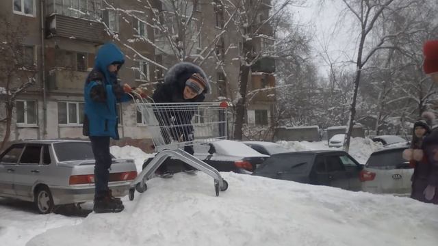 На улице с тележкой смотреть онлайн