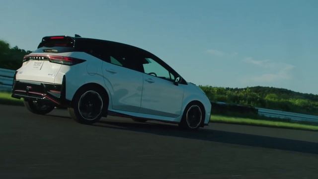 Nissan Note Aura NISMO driving on track смотреть онлайн