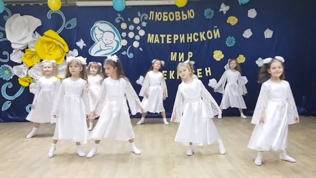 Танец-снится сон и мама за руку ведет.. смотреть онлайн