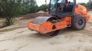 Отсыпка и трамбовка грунта виброкатком перед началом строительства - steh39.ru