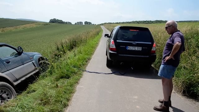 Subaru Forester vs Suzuki Jimmy / Субару Форестер тянет Сузуки Джимми смотреть онлайн