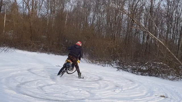 Прыжки с трамплина/дрифт на льду/Suzuki rm 85 смотреть онлайн