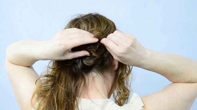 Красивая прическа из длинных волос смотреть онлайн