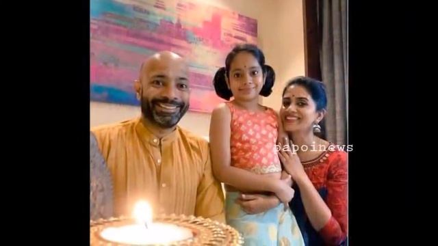 Sonali Kulkarni & Husband with Daughter смотреть онлайн