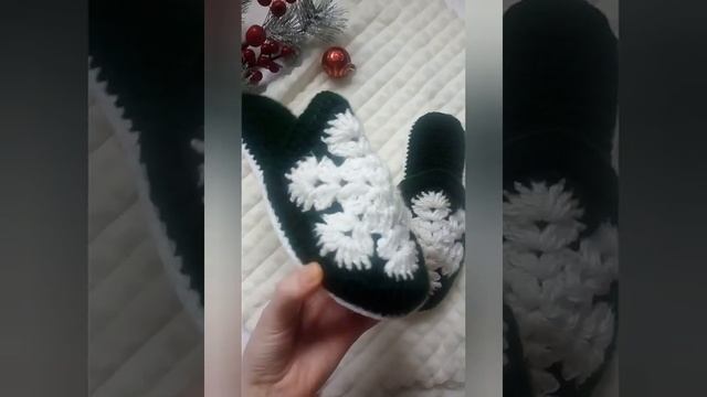 Crochet slippers.Christmas slippers.Вязаные тапочки крючком видео. Домашняя обувь. смотреть онлайн