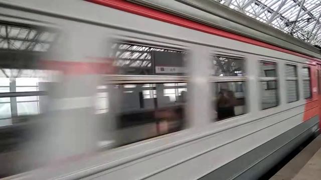 Электропоезд ЭД2Т-033 прибывает на платформу Славянский бульвар. смотреть онлайн