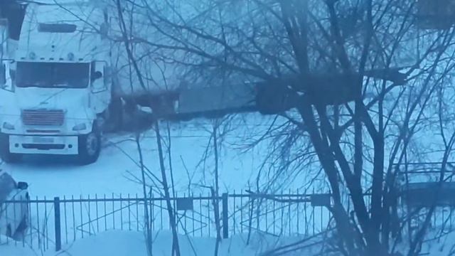 Большие осадки дают о себе знать , Фура застряла на стоянке смотреть онлайн