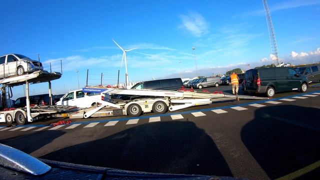 Loading 4 Mercedes Vito on auto transporter. Автовоз по Европе. смотреть онлайн