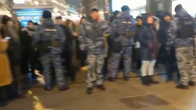 Москва Новогодняя Ночь полное безумие, менты крутят празднующих смотреть онлайн