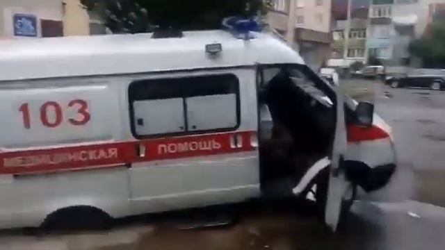 Скорая застряла в луже. Пинск смотреть онлайн
