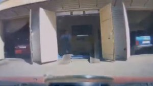 Женщина выезжала из автосервиса и у нее отказали тормоза, от чего она скатилась в водоем. Шок,жесть