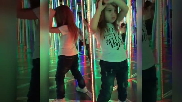 Маленькая девочка танцует в зеркальном лабиринте Little girl dances in a mirror labyrinth Moscow смотреть онлайн