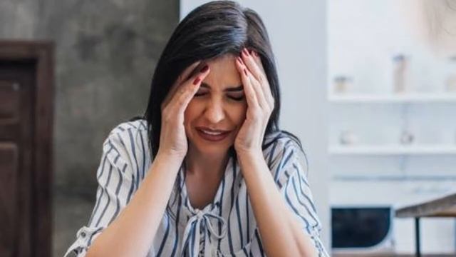 девочка плачет