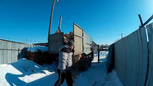 Мало зимой работы на самосвале . Везём дровишки смотреть онлайн
