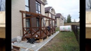 Веранда в классическом стиле из клеёного бруса с прозрачной крышей.