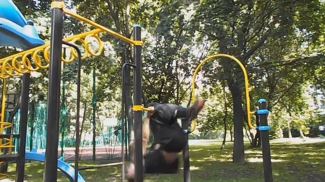Как научиться делать обороты назад на турнике на подколеньях смотреть онлайн