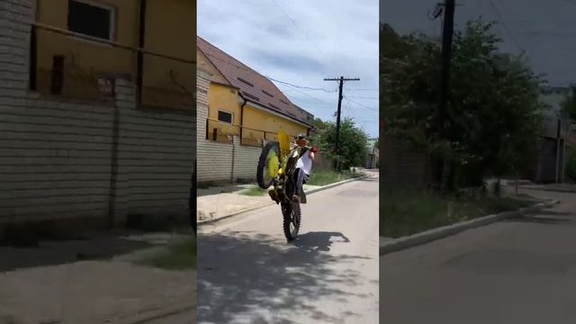Suzuki rm 125 wheelie #bikelife #stuntrider #wheelie #athlete #bike #motorcycle смотреть онлайн