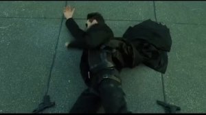 Нео уворачивается от пуль. Матрица (1999)