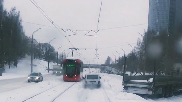 Мужик на ниве объезжает затор по трамвайным путям в Ижевске. смотреть онлайн