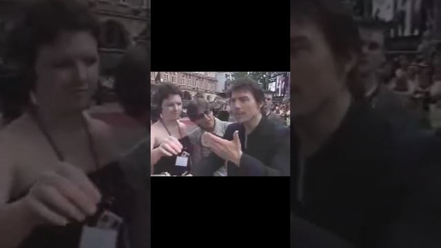 Реакция Тома Круза на струю воды в лицо из фейкового микрофона. Лондон, 2005 г. смотреть онлайн