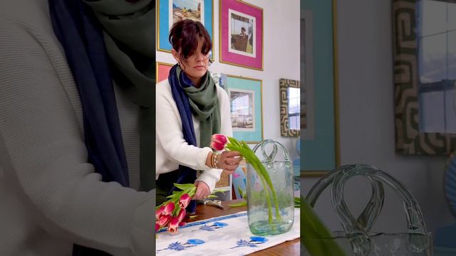 Tulip reflexing. Do we like them before or after?? #tulips #flowerarrangement #flowers смотреть онлайн