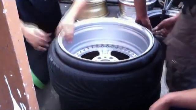 Mounting 215 40 r18 on 18x10! Bike Tire Method смотреть онлайн