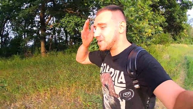 Хаски не отпускает в поездку и не даёт собрать чемодан хозяина смотреть онлайн