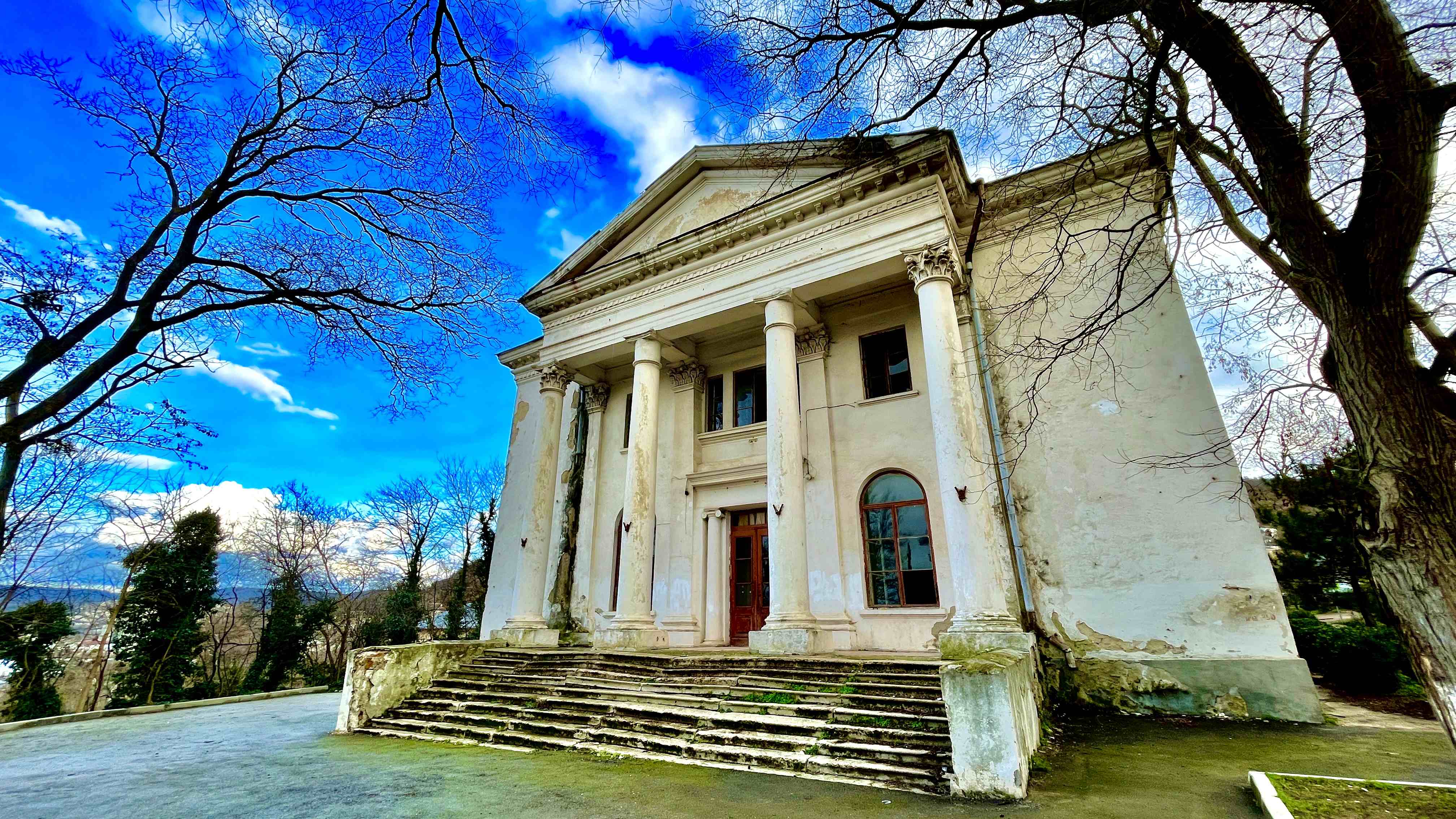 Без СЛЁЗ не взглянешь на ЗАБРОШЕННЫЙ ДК в Инкермане!Это здание УМИРАЕТ!поселок ГРЭС!Севастополь 2023 смотреть онлайн