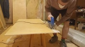 Как распилить фанеру лобзиком ровно без сколов и зазубрин.