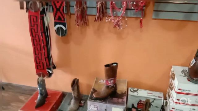 Прогулка по магазину с ковбойскими причиндалами смотреть онлайн